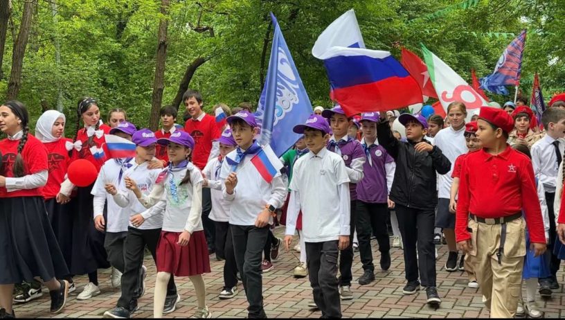 Шествие ко Дню детских общественных объединений прошло в Малгобеке Шествие ко Дню детских общественных объединений прошло в Малгобеке