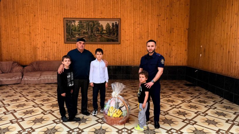 Сотрудник СУ СКР по Ингушетии посетил родных Героя России Хасана Тумгоева 