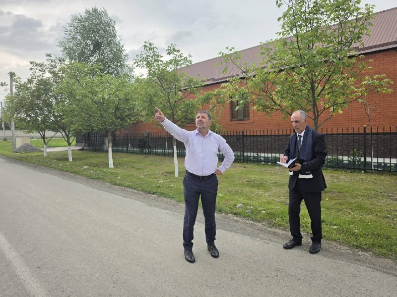 Партийный десант «Единой России» оценил состояние улицы Мира в Карабулаке