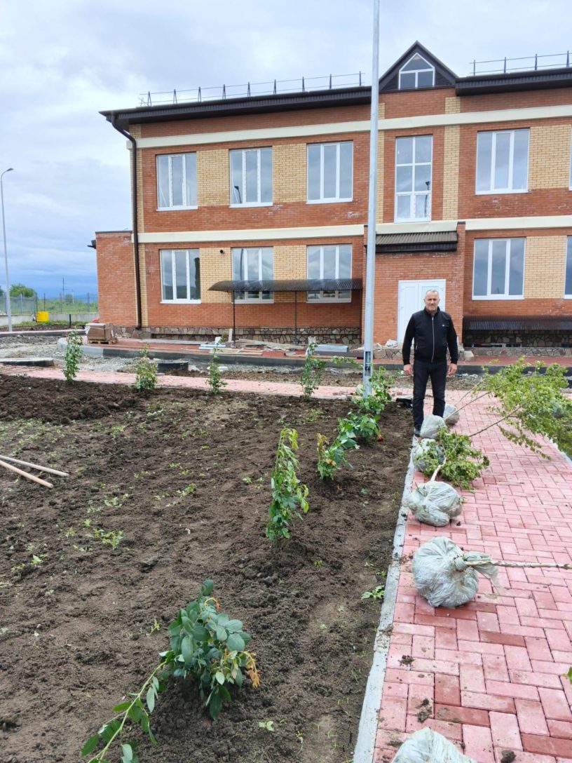 В селе Али-Юрт Ингушетии благоустраивают территорию новой больницы В селе Али-Юрт Ингушетии благоустраивают территорию новой больницы