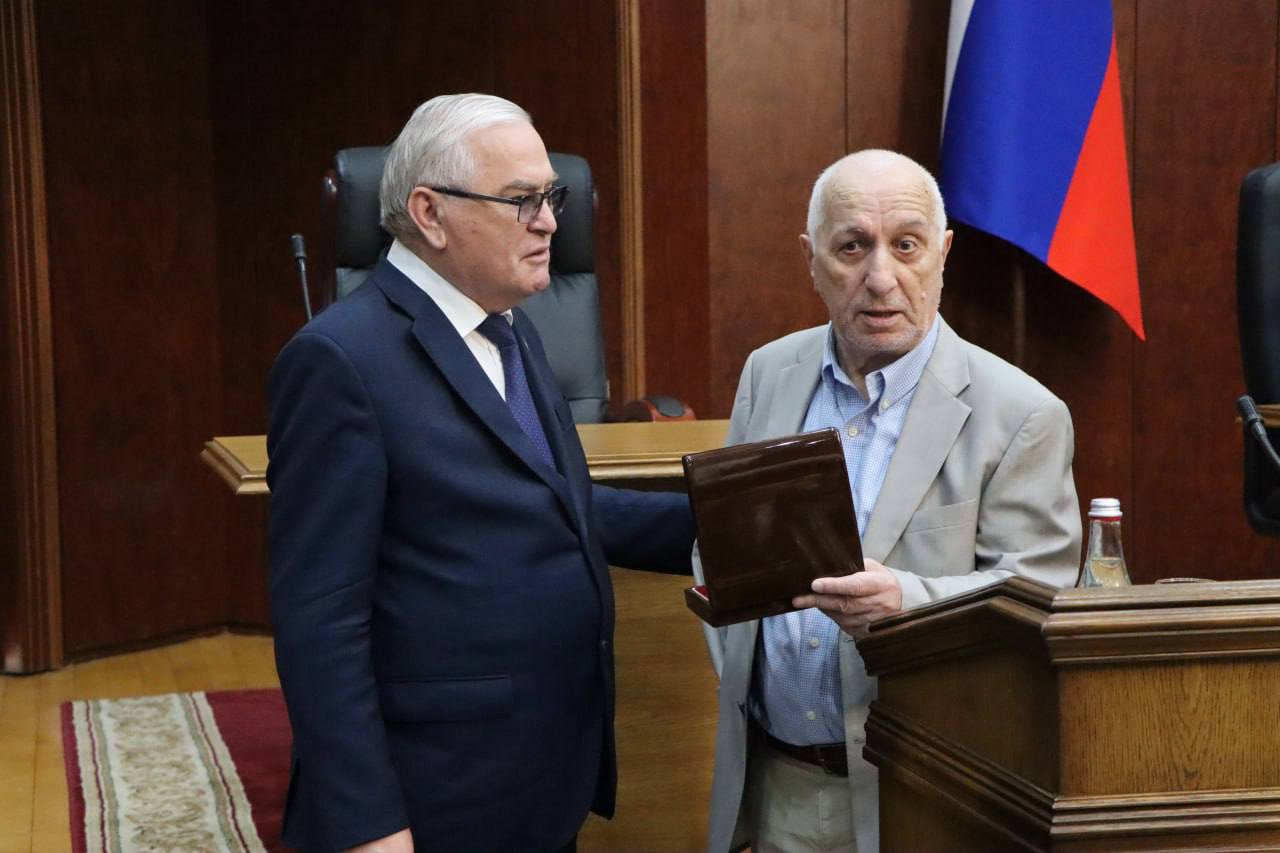 В парламенте Ингушетии вручили орден «Наха сийдер» Ибрагиму Костоеву
