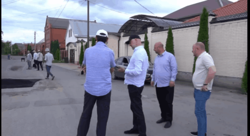 В Назрани продолжается плановый ямочный ремонт дорог