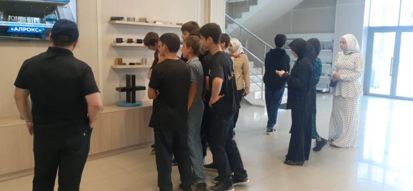 Старшеклассники побывали на заводе алюминиевых профилей в Ингушетии 