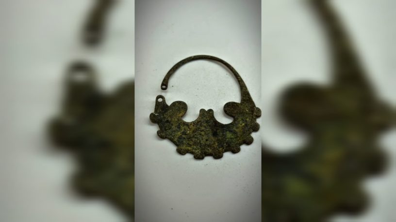 Редкая серебряная подвеска с девятью лопастями найдена в горах Ингушетии