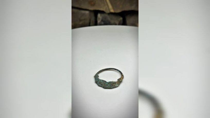 Древнюю серебряную подвеску нашли в склепе комплекса «Гирети»