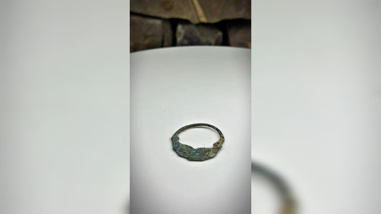 Древнюю серебряную подвеску нашли в склепе комплекса «Гирети»