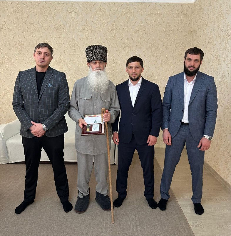 В Ингушетии уважаемому ветерану спорта Яхье Мерешкову вручили памятную медаль 