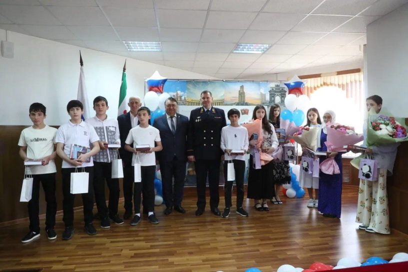 Первые паспорта ко Дню России вручили в Ингушетии юным гражданам 