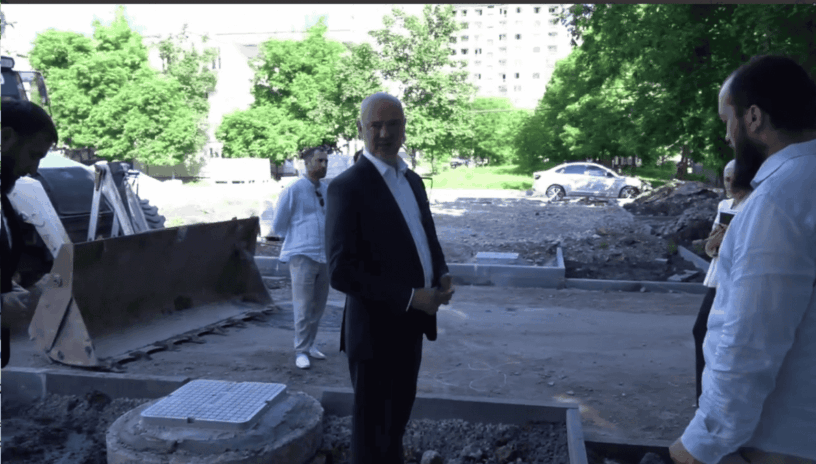 Мэр Назрани проинспектировал ход работ по обустройству сквера на Московской