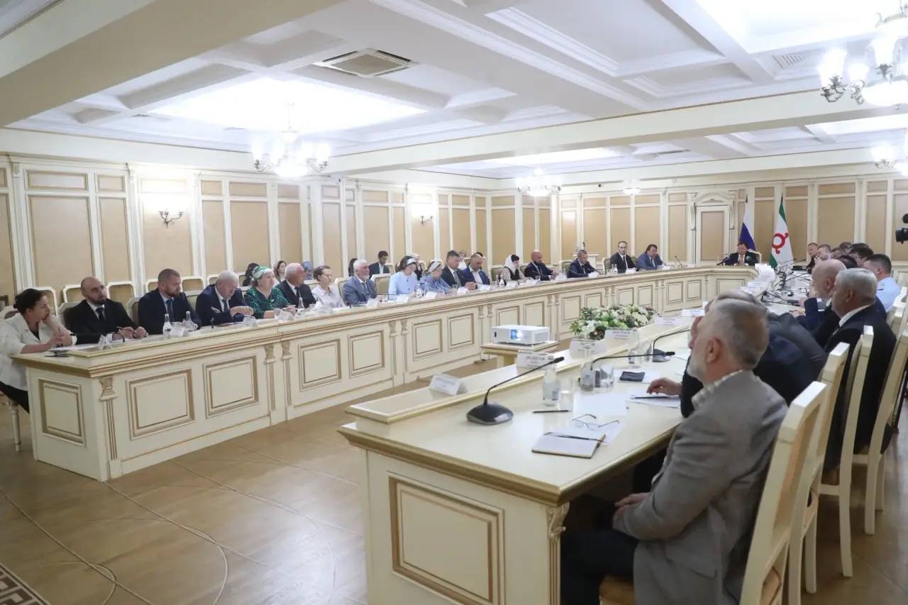 Калиматов поручил усилить антикоррупционный контроль в ключевых сферах
