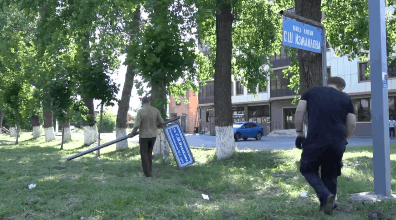 В Назрани продолжается замена уличных указателей на новые, двуязычные
