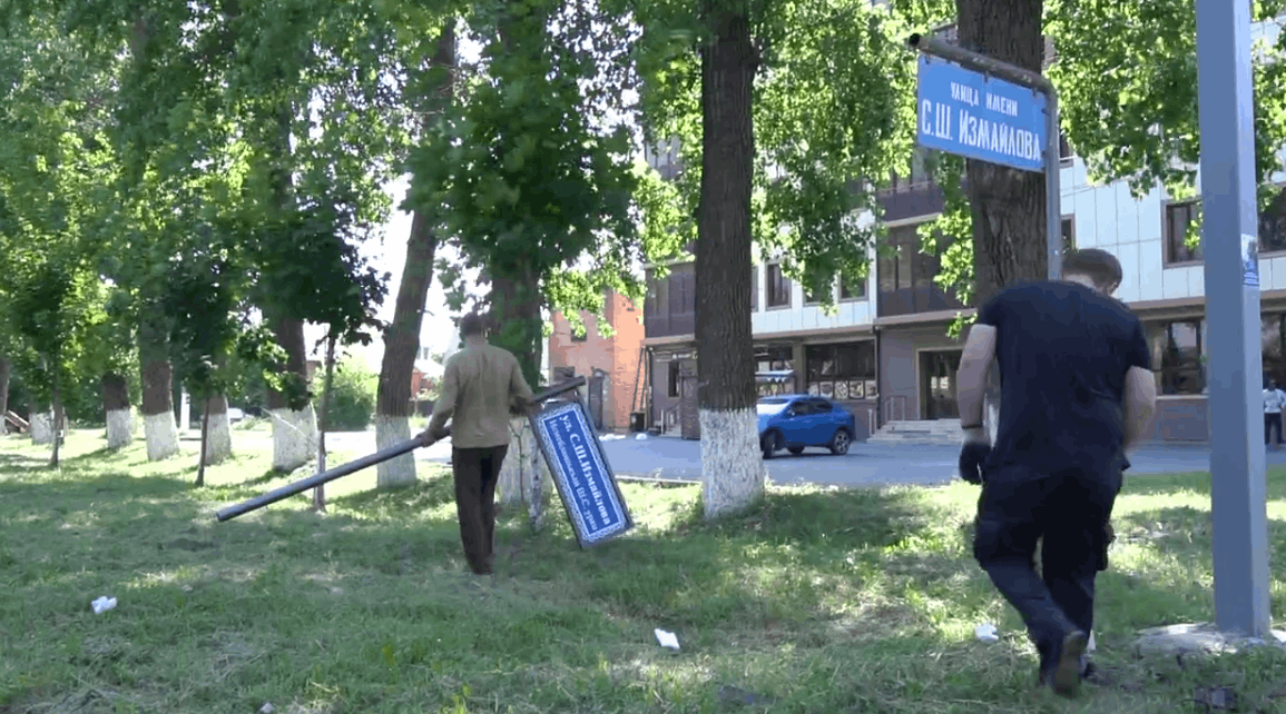 В Назрани продолжается замена уличных указателей на новые, двуязычные