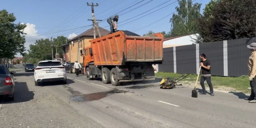 На улицах Назрани проводятся работы по восстановлению дорожного покрытия