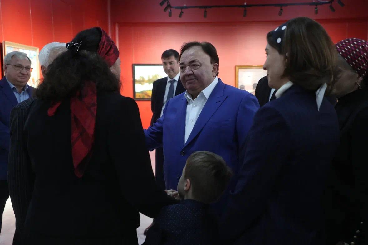 На открытии в Сунже выставки РАХ «В поисках радости» побывал Глава Ингушетии 